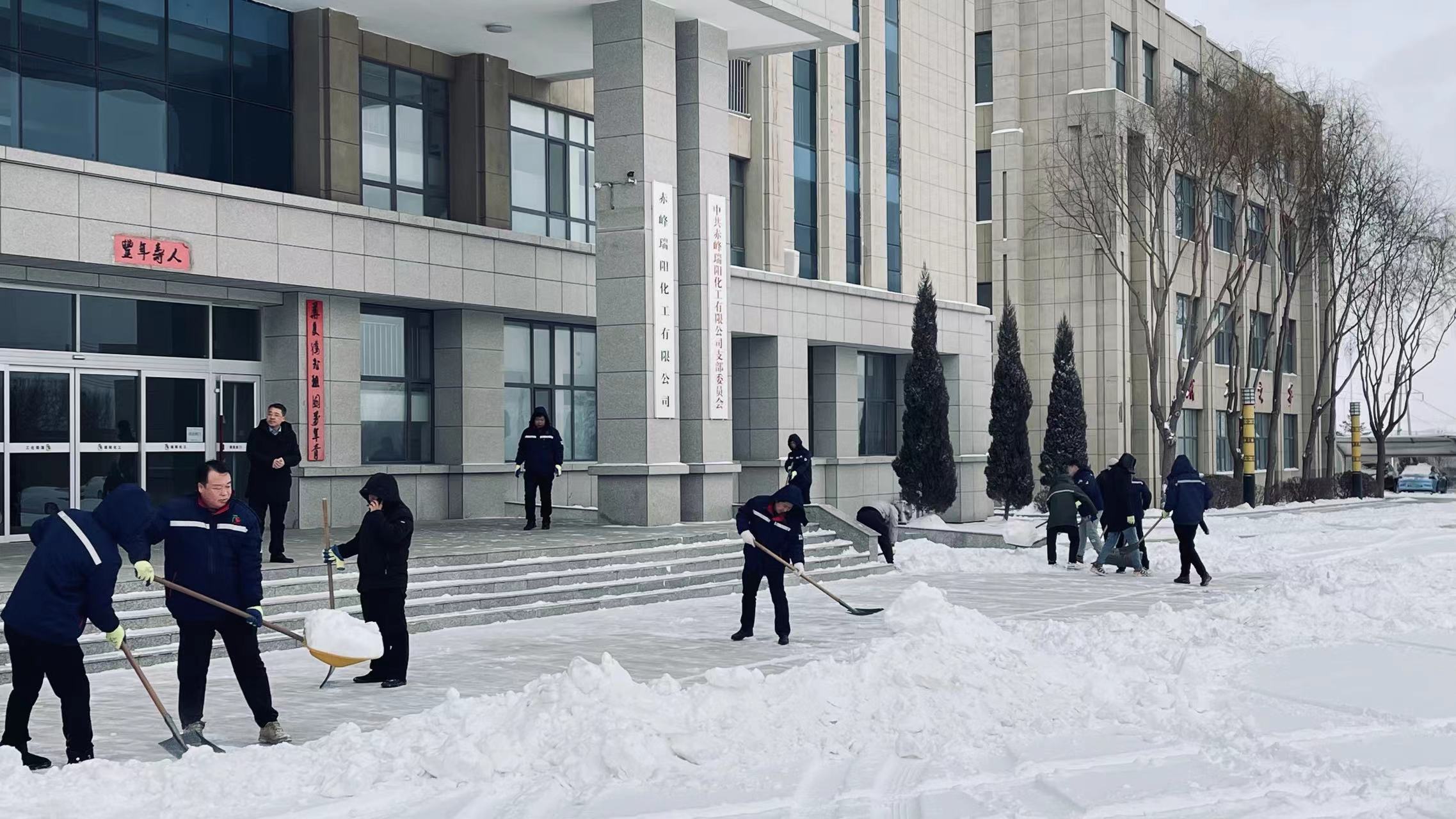 不畏嚴寒，除雪保安全出行